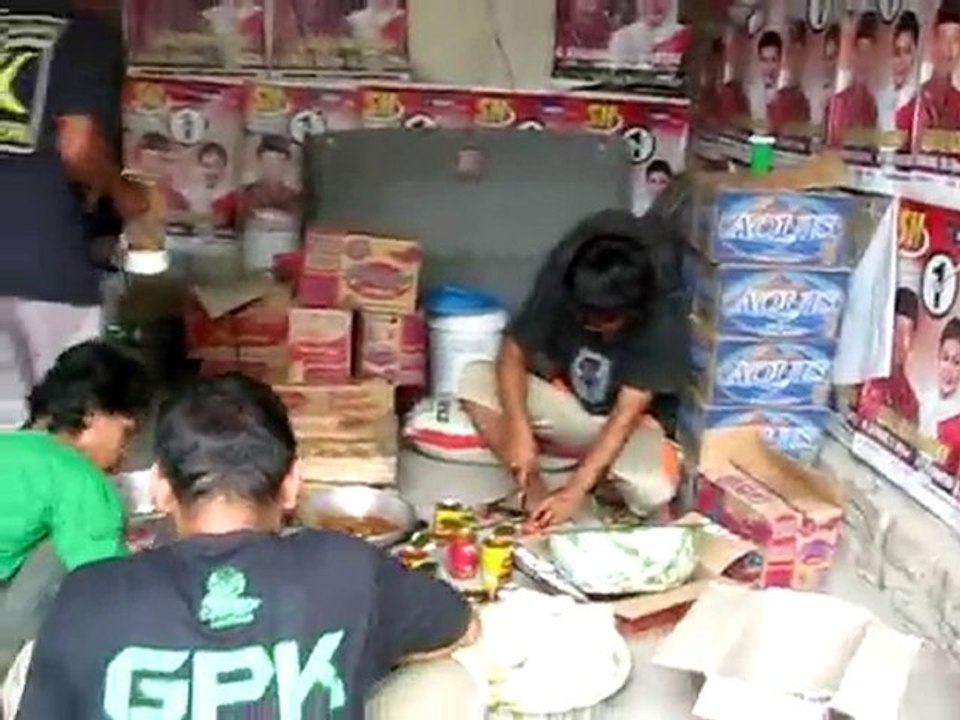 Volunteers are cooking Interwoven Merapi