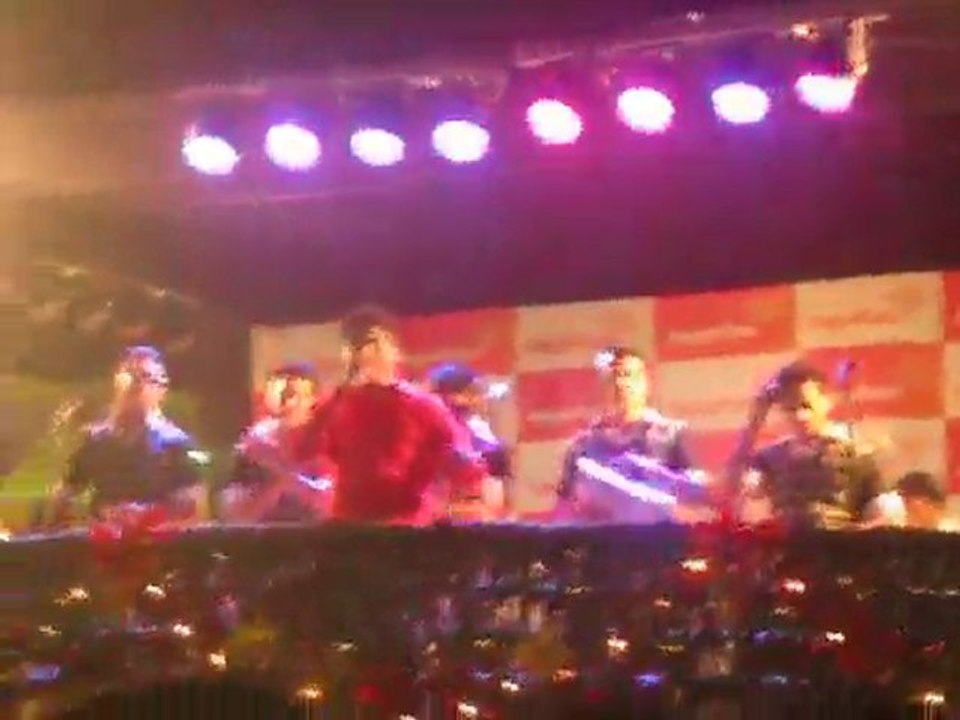 JOHN KELVIN CANTANDO N LA INAGURACIÓN D SU TIENDA EN EL MEGA