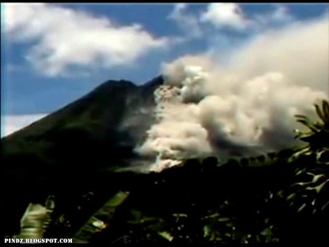 UFO Amazing Sighting Over Arenal Volcano Costa Rica 2005