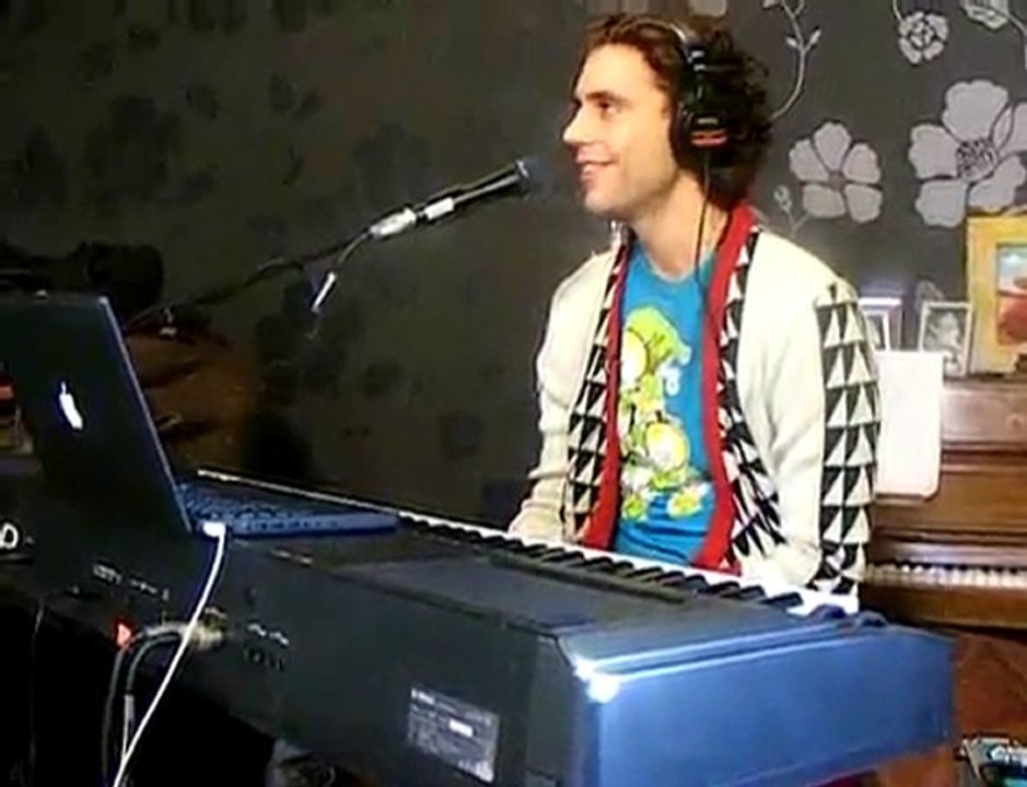 Mika performs 7 song shuffle