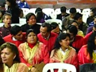 LAS HNAS.SE PREPARAN PARA SUBIR AL ALTAR A CANTARLE AL SEÑOR