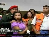 Chávez y Correa visitan refugio de damnificados