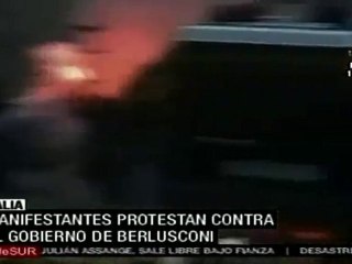 Manifestantes protestan contra gobierno de Berlusconi en Italia