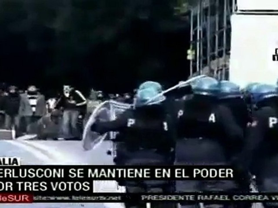 Berlusconi sigue en el poder; violentas protestas en repudio