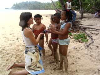 Enfants dominicains curieux à propos de Lou-Ann 🏖️