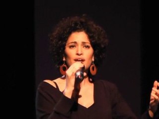 UN NEN, UN SOMRIURE  Elena Gadel