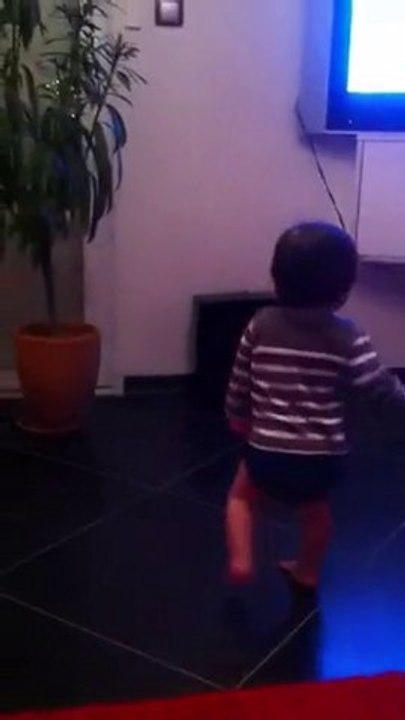 maxence 14 mois danse pour la 1ere fois !