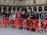 El Ferrari de Fernando Alonso en la plaza mayor