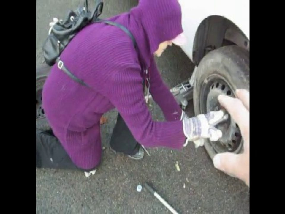 les femmes savent mettre un pneu.swf