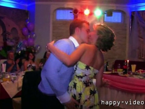 Свидетель танцует эротический танец на стуле