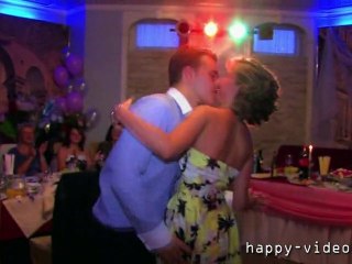 Свидетель танцует эротический танец на стуле