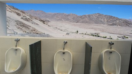 Il fait le tour du Monde... vu des toilettes