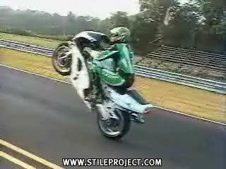 Jambes ecarté en wheeling accident