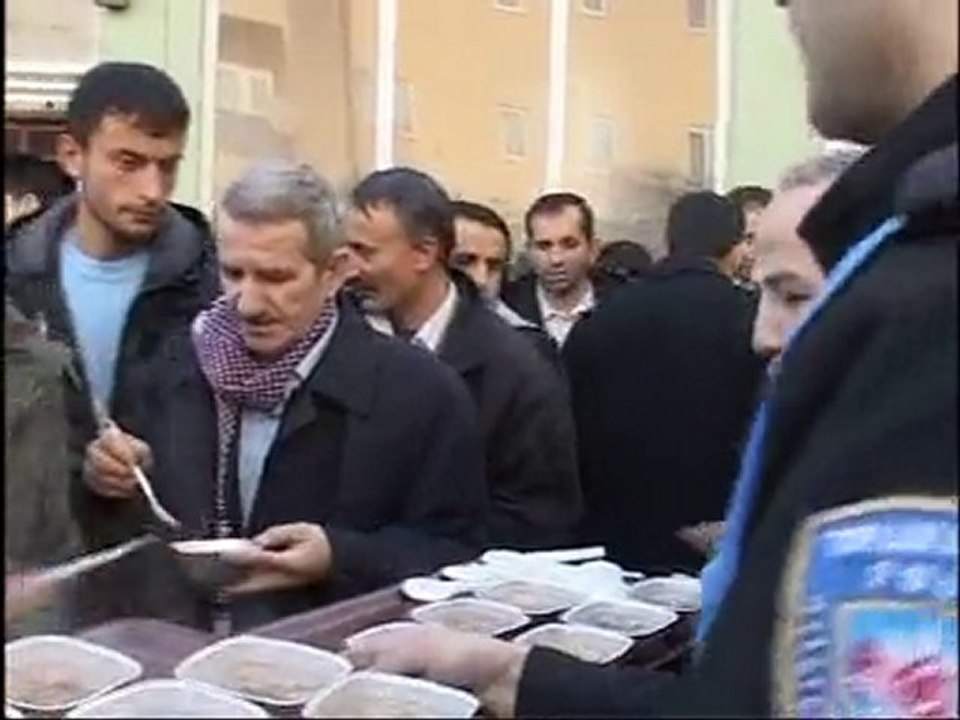 Hakkari polisi aşure dağıttı