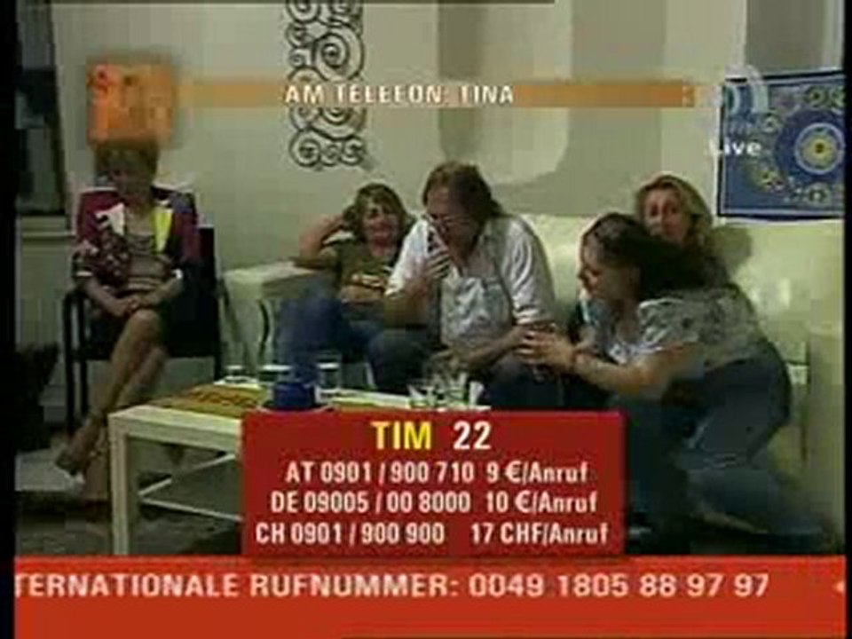 Pascha Hornauer liegt über den Frauen