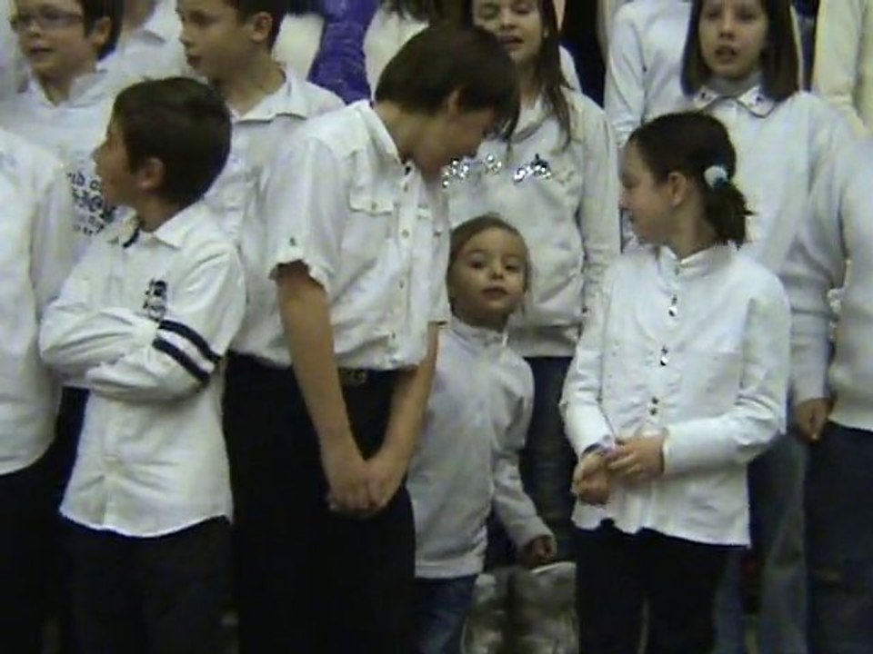 BENDJY & CLARA CHANTE PETIT PAPA NOEL ST URSULE 16/12/2010