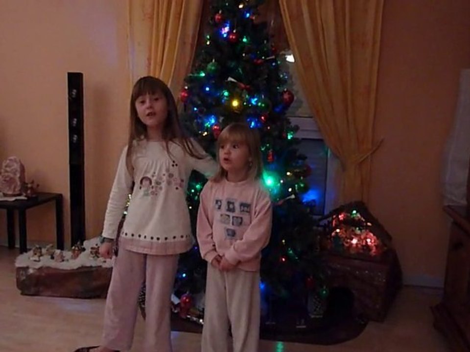 les filles chantent devant le sapin de noel...