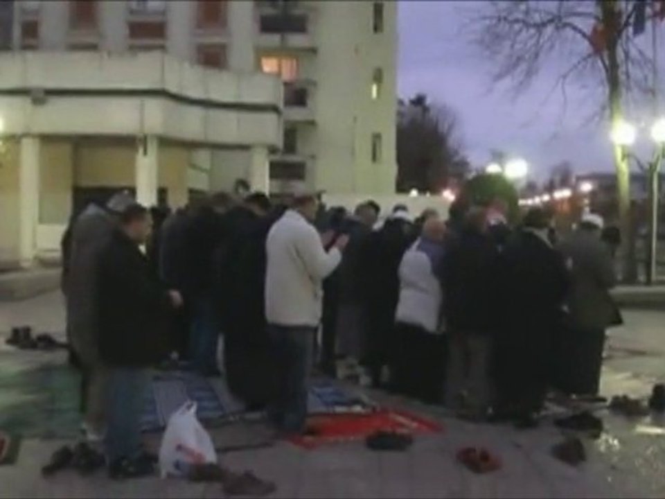 agression de la police pendant la priere!!!