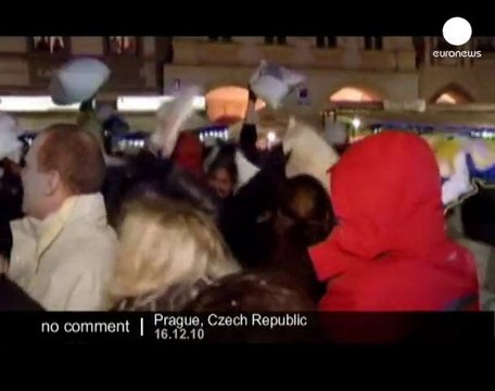 Bataille d'oreillers dans les rues de Prague - no comment