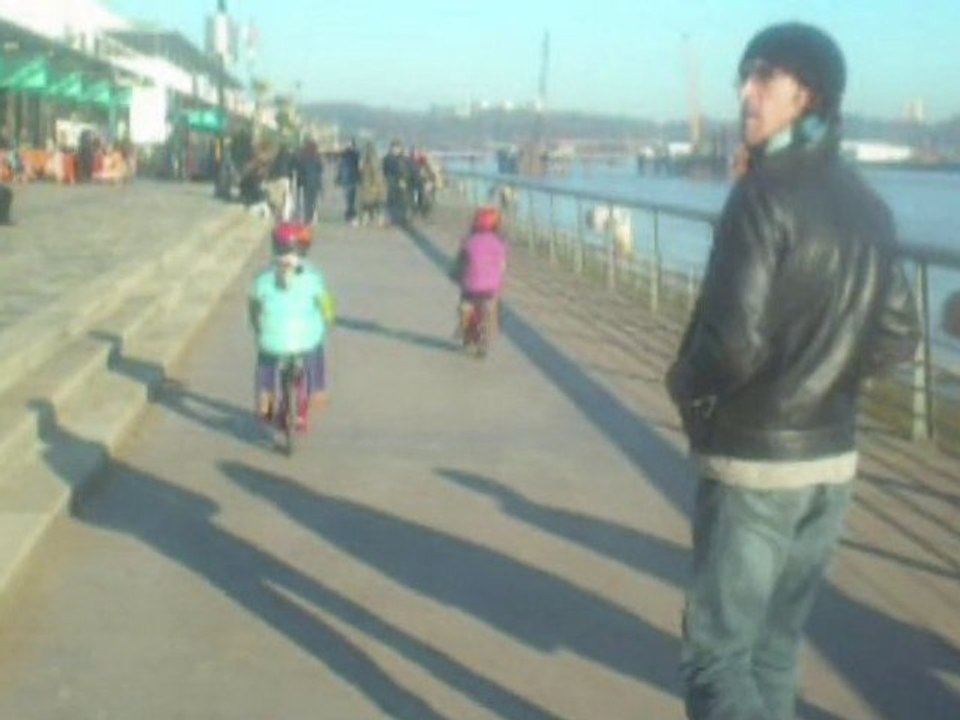 Ilane et lise, vélo sans roulettes !