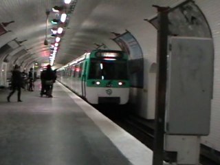 MF77 : Arrivée à la station Bonne Nouvelle sur la ligne 8 du métro parisien
