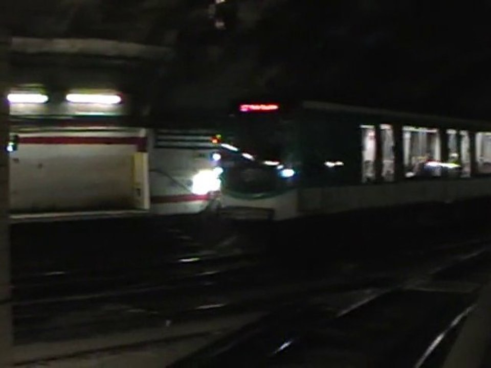 MF2000 : Arrivée à la station Porte Dauphine sur la ligne 2 du métro parisien