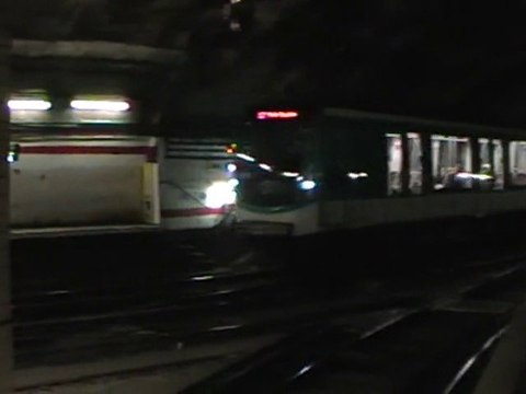 MF2000 : Arrivée à la station Porte Dauphine sur la ligne 2 du métro parisien