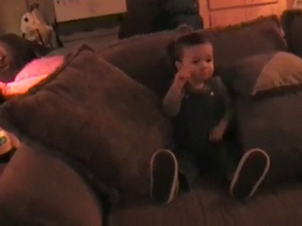 Damien, calme devant la tv