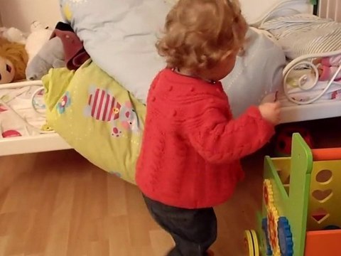 Manon 13 mois et 10 jours, vit sa vie...