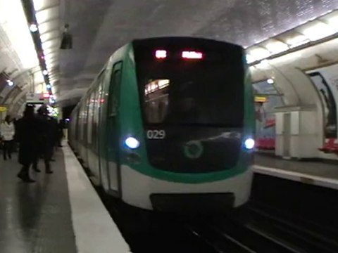 MF2000 : Arrivée à la station Victor Hugo sur la ligne 2 du métro parisien
