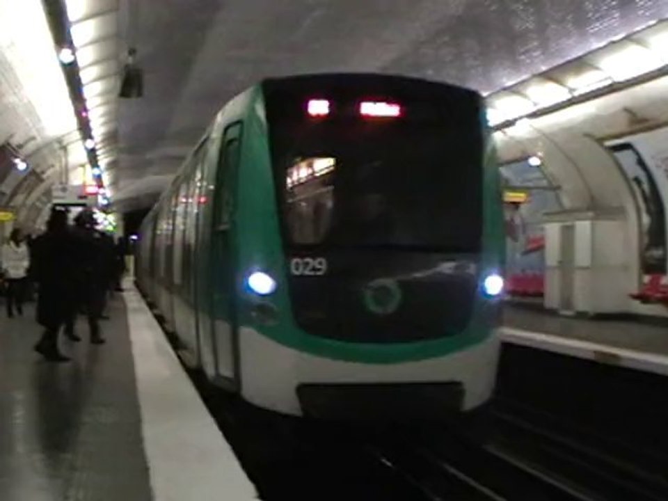 MF2000 : Arrivée à la station Victor Hugo sur la ligne 2 du métro parisien