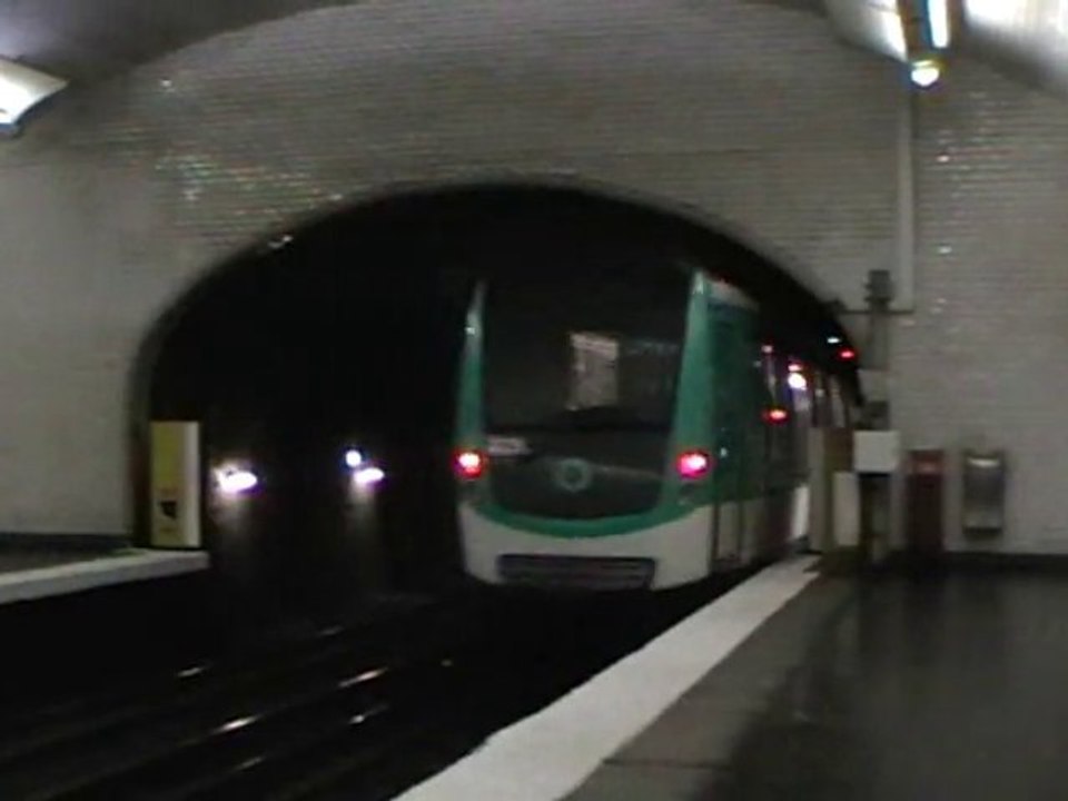 MF2000 Départ de la station Victor