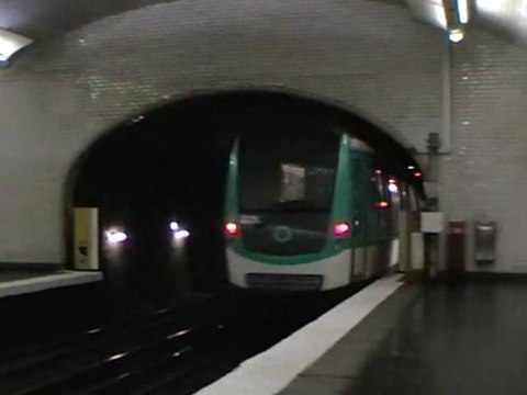 MF2000 : Départ de la station Victor Hugo sur la ligne 2 du métro parisien
