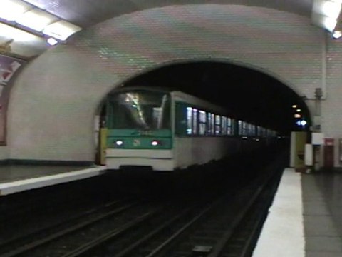 MF67 : Arrivée à la station Victor Hugo sur la ligne 2 du métro parisien