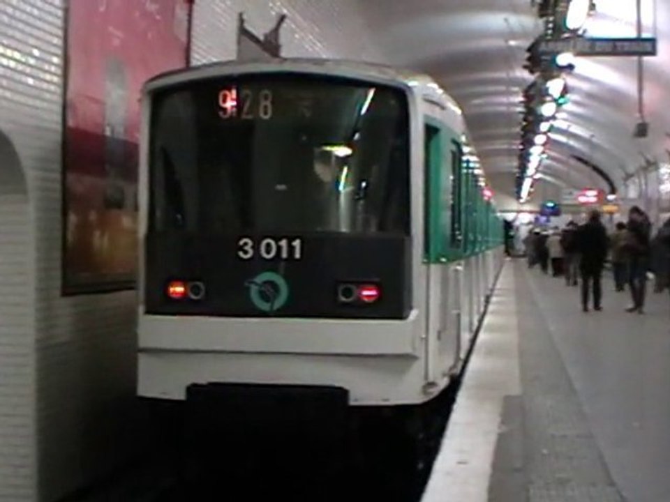 MF67 : Départ de la station Bonne Nouvelle sur la ligne 9 du métro parisien