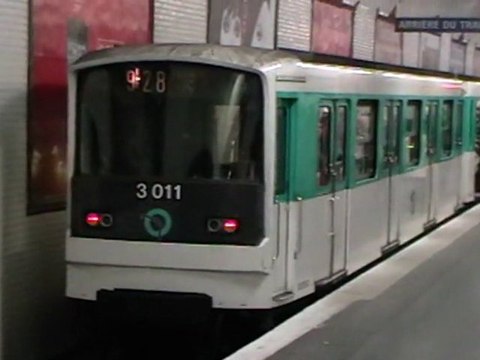 MF67 : Arrivée à la station Bonne Nouvelle sur la ligne 9 du métro parisien
