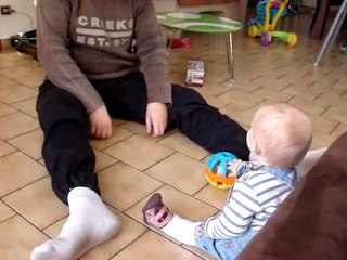 Clémence joue à la balle avec son papa