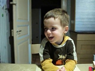 Nathan chante l'alphabet