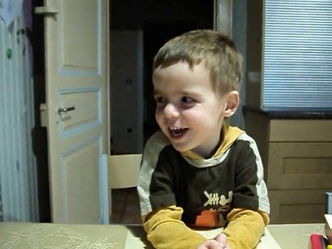 Nathan chante l'alphabet