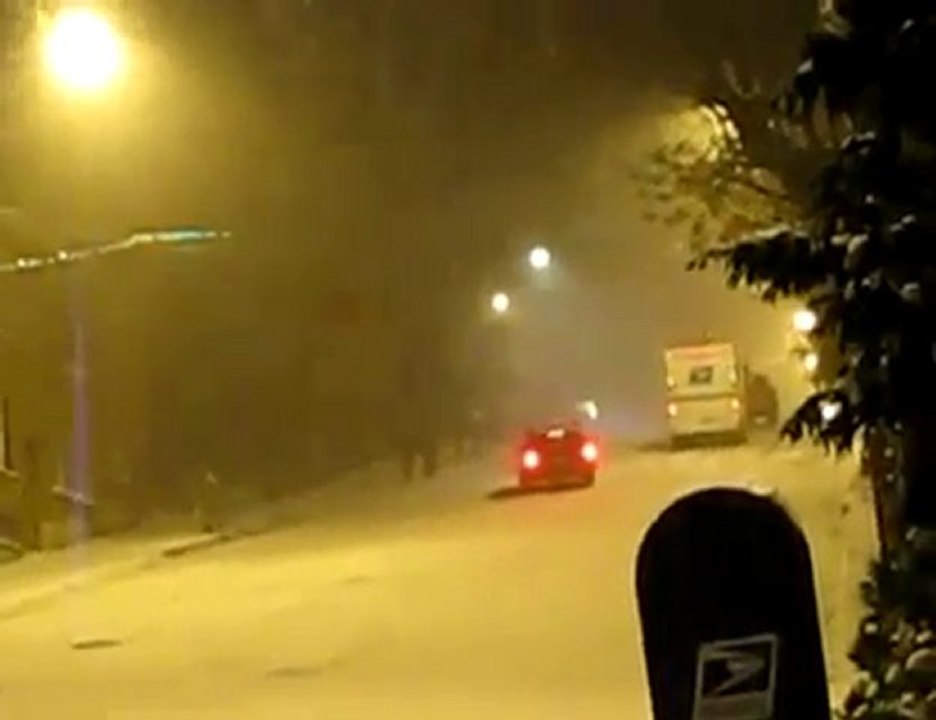 Une voiture emprunte une pente enneigée