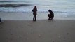 A la plage Laura et Marie jouent avec la mer déchainée !!