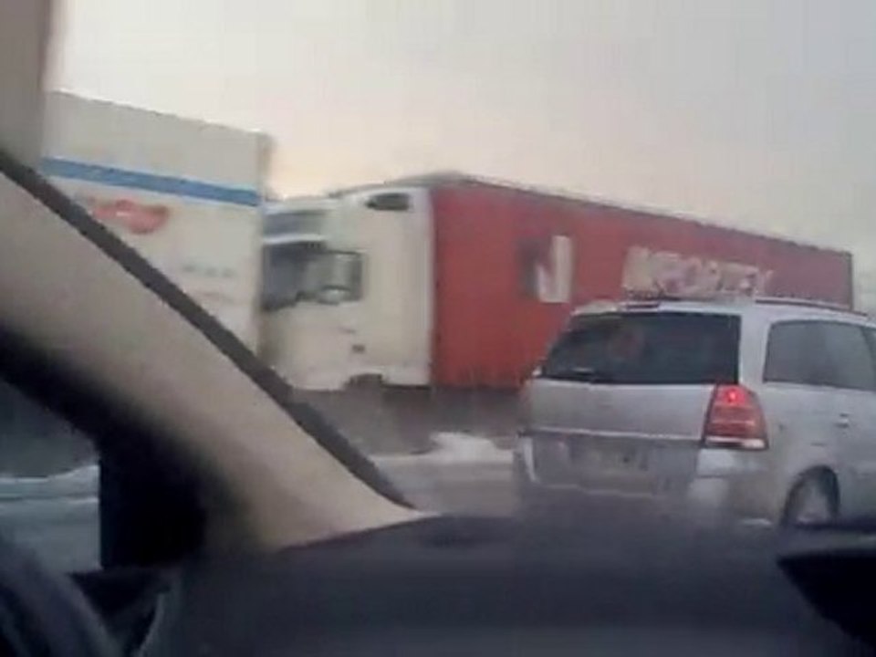 neige, file de camions bloqués...