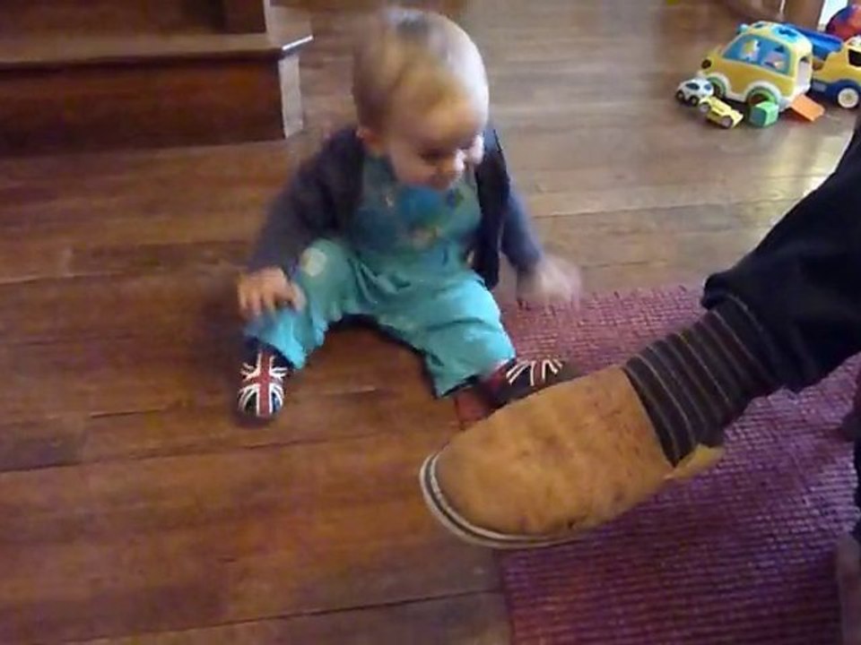 18 décembre 10 Bastien adore les babouches de papa