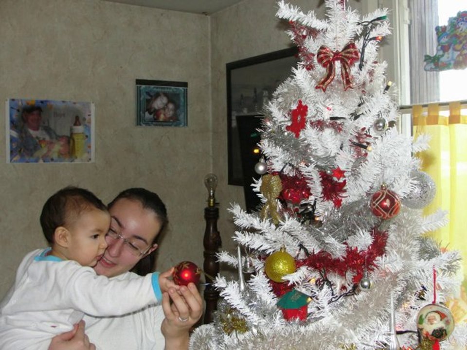 emeline a noel  avec papa maman mariana