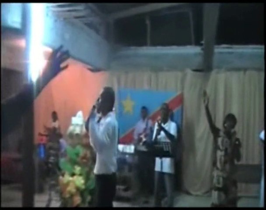 Thierry Daniel Lumpungu dans un temps de worship