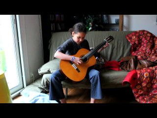 Elle travaille sa guitarre