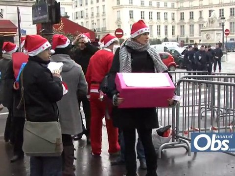 Le collectif Hypertension en Père Noël devant l'Assemblée