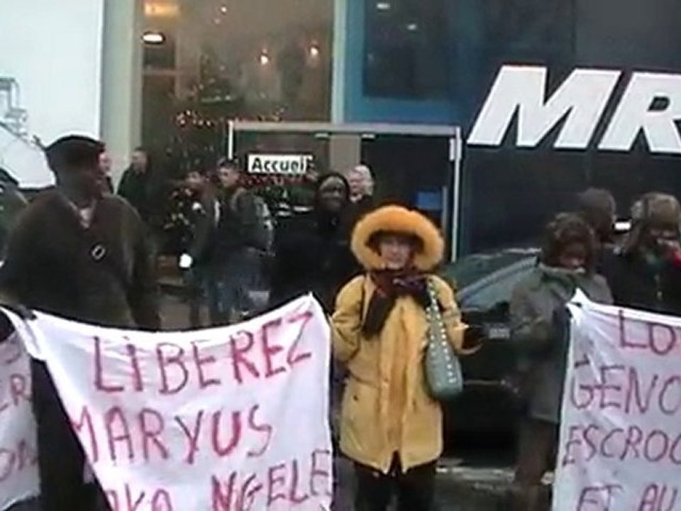 LIBEREZ MARYUS NOKO NGELE DEVANT SIEGE DU MR 20101222_151124