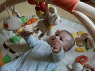 Killian sur son tapis d'eveil hihihi