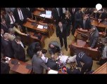 Rumanía: un hombre se lanza al vacío en el Parlamento...